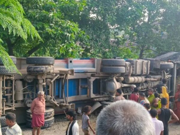 नौगचिया में भीषण हादसा: घर पर चढ़ा रेत से भरा ट्रक, 3 की मौत और 7 घायल